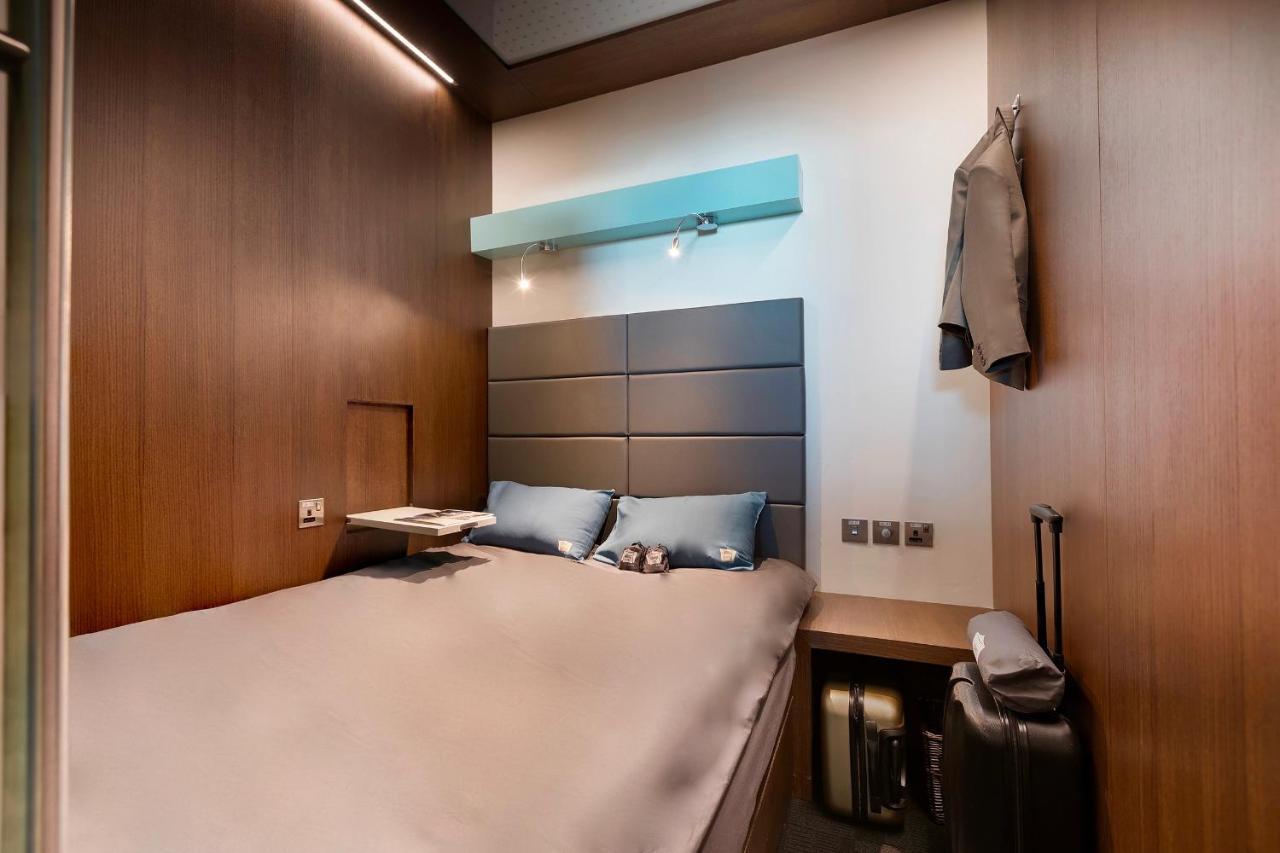 Sleep 'n Fly Sleep Lounge, A-gates Terminal 3 - Transit Only Capsule hotel *